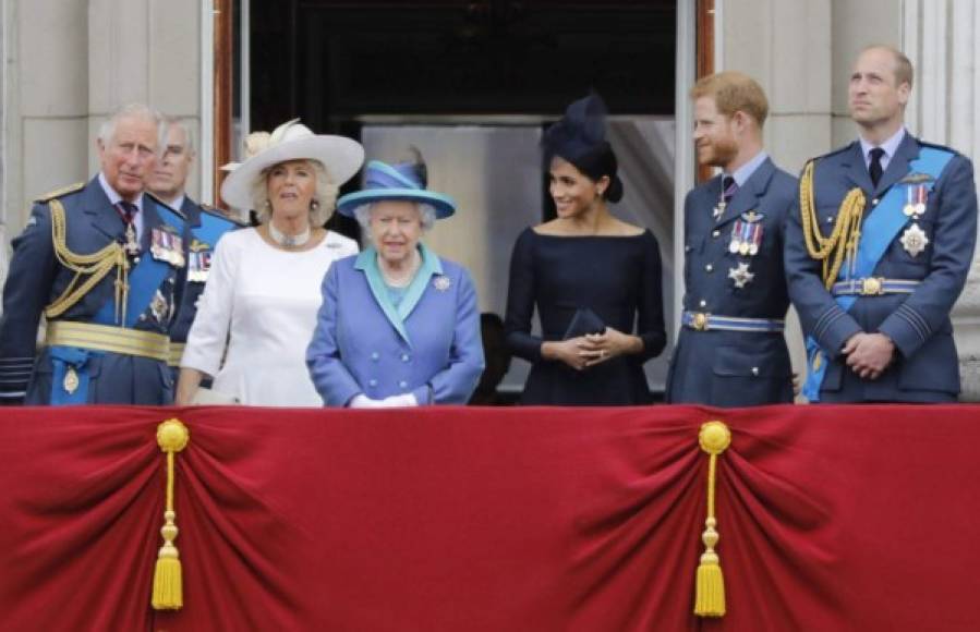 Increíblemente fue Meghan Markle quien ocupó el lugar de honor junto a Su Majestad, que en estos días suele estar flanqueada por uno de sus hijos en ausencia del duque de Edimburgo.