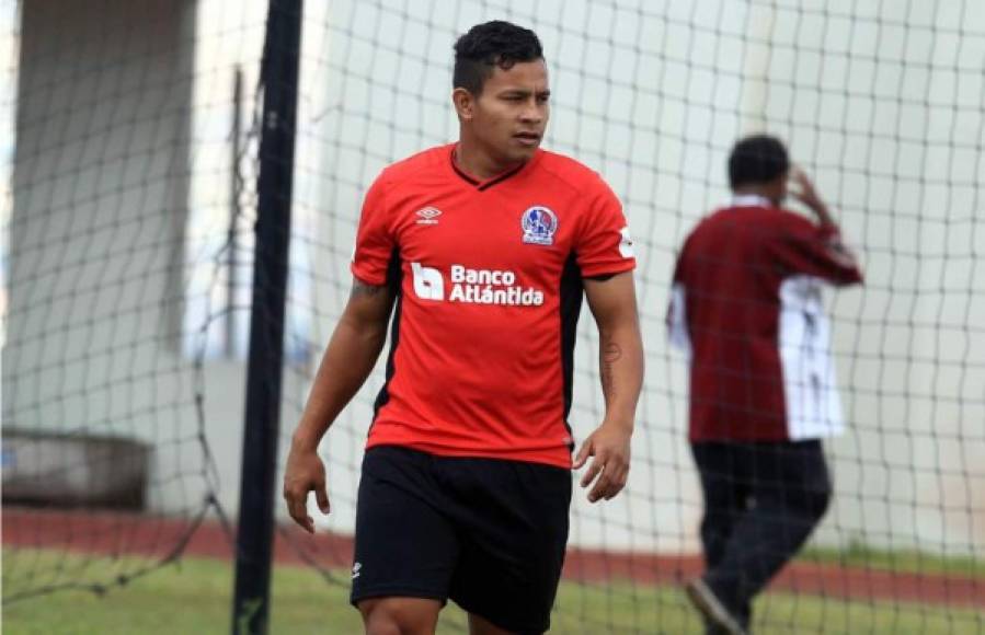 Germán Patón Mejía: El aguerrido futbolista hondureño se encuentra en pláticas con Olimpia para poder renovar su contrato. El jugador espera llegar a un acuerdo con los albos.
