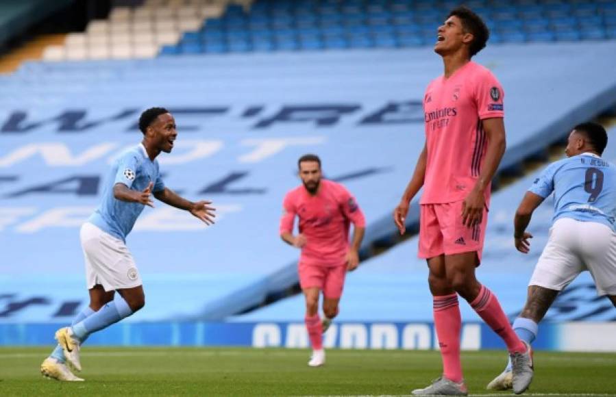 Sterling celebrando su gol ante la frustración de Varane por su error.