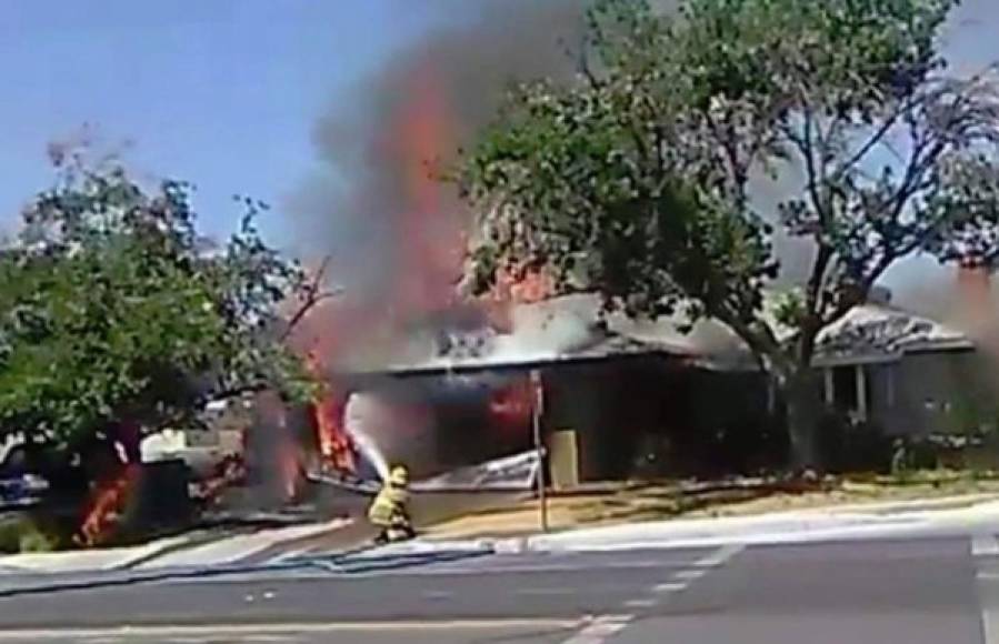 Los servicios de emergencia atendieron varios incendios desatados en el sur de Los Ángeles tras el sismo.