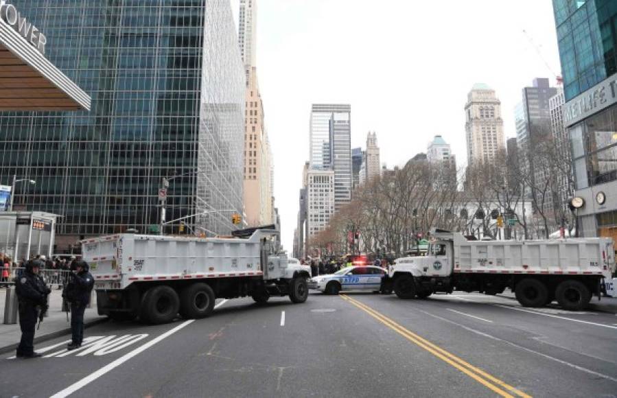 La seguridad viene primero en Nueva York, Estados Unidos, donde las autoridades quieren evitar incidentes como los ocurridos en otras ciudades. Miles de personas se reúnen en Times Square.