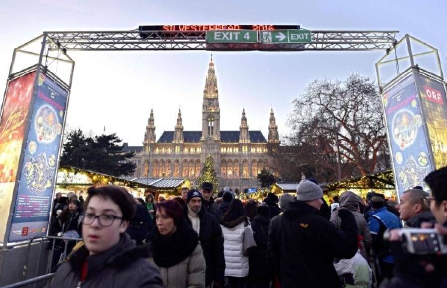 Los austríacos salieron a las calles de Viena con ocasión de la llegada del Año Nuevo.