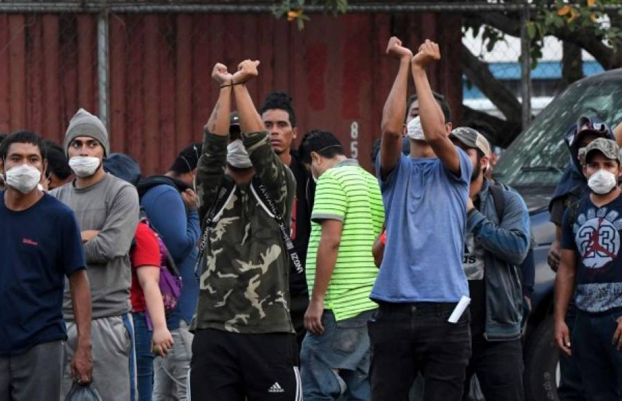 Honduran migrants deported from Mexico, protest after being noticed they would be quarantined to prevent the spread of the COVID-19 coronavirus, upon arrival at Toncontin international airport in Tegucigalpa, on April 14, 2020. (Photo by ORLANDO SIERRA / AFP)