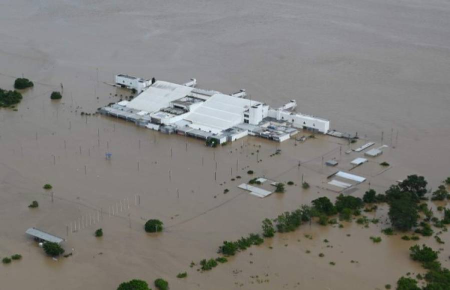 Imágenes muestran el Aeropuerto Ramón Villeda Morales de Lima totalmente bajo el agua. Anteriormente se inundó tras el huracán Eta y ahora por la tormenta Iota.