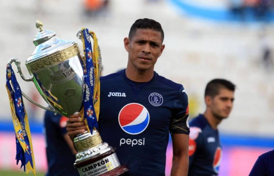 El capitán del Motagua, Juan Pablo Montes, ofreció la Copa de campeón del Ciclón Azul a los aficionados motagüenses.
