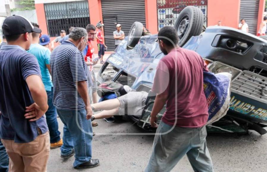 Al menos cuatro pasajeros resultaron heridos después que un microbús (tipo rapidito) se volcara en la 2 calle y 8 avenida del barrio Medina de San Pedro Sula.