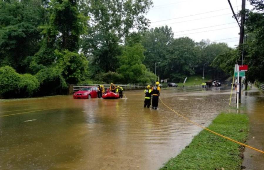 En los condados de Germantown y Frederick, en Maryland, así como en Fairfax (Virginia), las corrientes también pusieron en aprietos a los residentes.