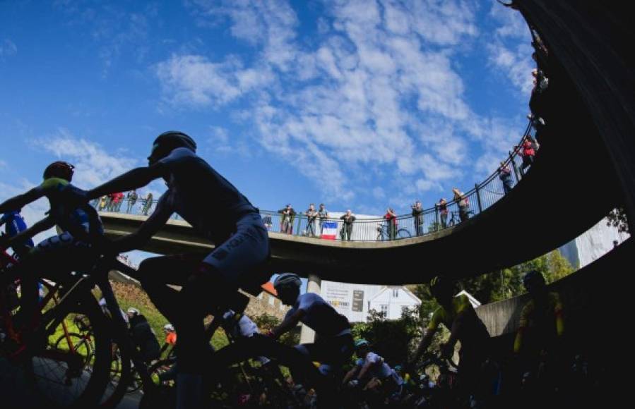 CICLISMO. Admirados por la gente. Un grupo de ciclistas compite durante la carrera de la élite de los hombres del campeonato de Bergen, Noruega.