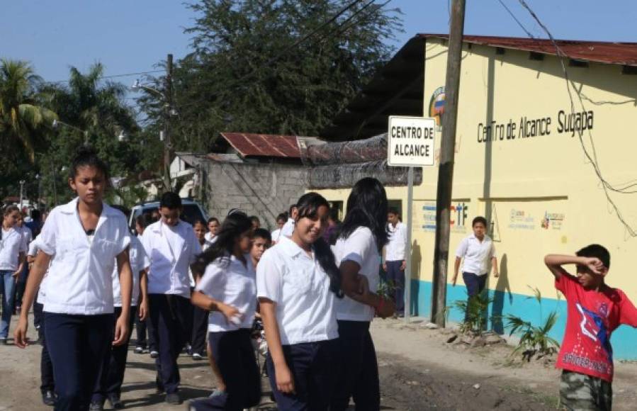 Centenares de niños de Chamelecón son beneficiados con programas educativos en los Centros de Alcance.
