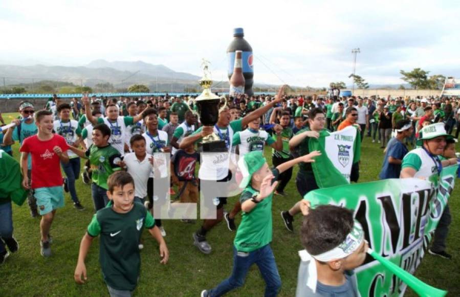 Los aficionados del Atlético Pinares invadieron la cancha para celebrar con su equipo.