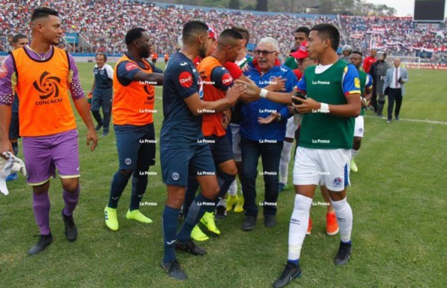 Jugadores del Motagua trataron de controlar a Manuel Keosseián.