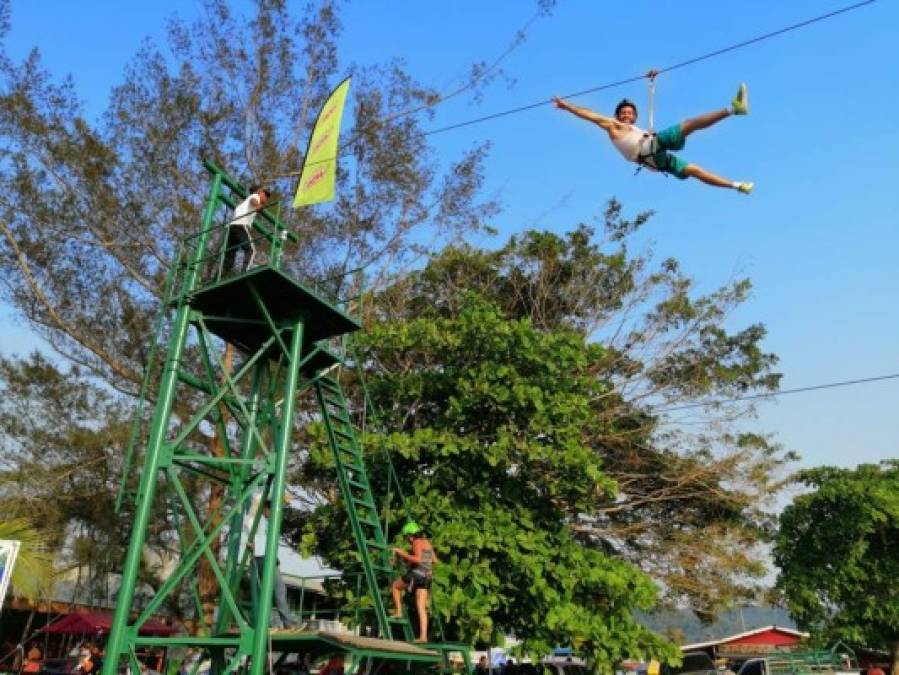 Los veraneantes hondureños y extranjeros disfrutaron a más no poder de la experiencia del Canopy Extremo de Mountain Dew.