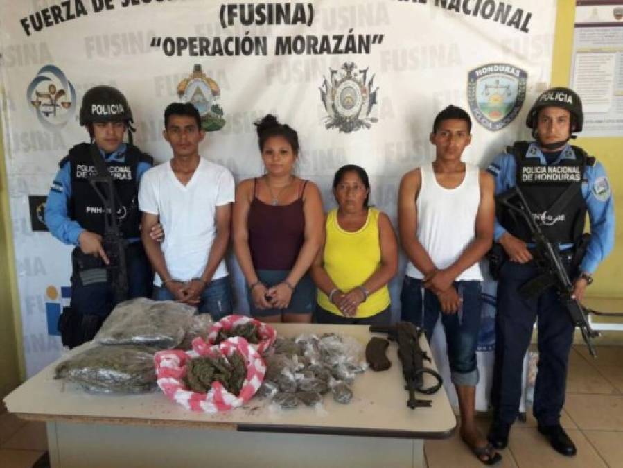 Un sujeto identificado como Mel Gibson Guajaca Ramírez (26) fue detenido con otras tres personas luego de un allanamiento en el barrio El Estadio de Tocoa, Colón, en el litoral Atlántico de Honduras.<br/><br/>Mel Gibson junto a Marina Guajaca Ramírez (49), Suyapa Martínez Benítez (20) y un menor de 16 años edad conforman la banda delicitiva conocida como 'Los Guajaca'.