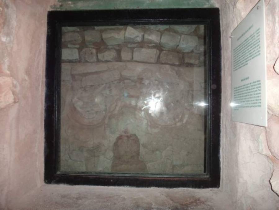 Túnel donde se aprecia una parte del Templo Rosalila protegido con vidrio, Parque Arqueológico Copán.