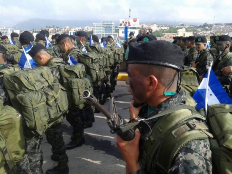 Elementos de las Fuerzas Armadas de Honduras en el desfile cívico militar.