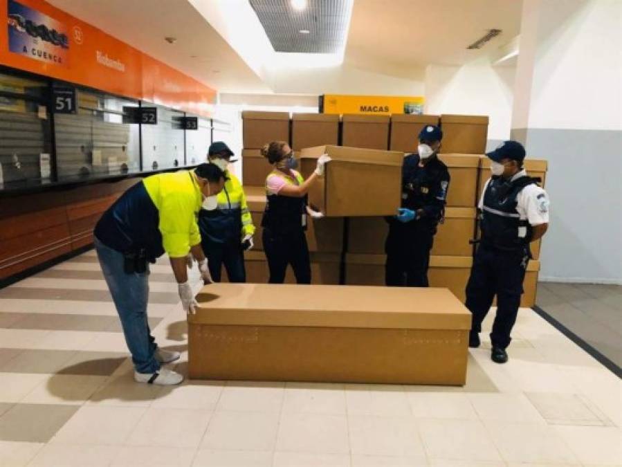 La Alcaldía de Guayaquil comenzó a repartir este domingo ataúdes de cartón para paliar la escasez de los de madera, por la crisis de los cadáveres que se han acumulado en calles, morgues y funerarias a raíz de la emergencia sanitaria por el COVID-19.