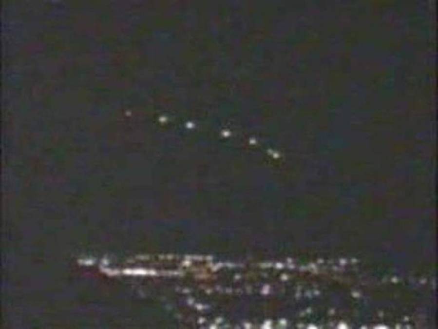 El 13 de Marzo de 1997, una serie de luces brillantes no identificadas aparecieron sobre la ciudad de Phoenix, Arizona, USA, y permanecieron allí, completamente quietas, durante varias horas. Las fuerzas aéreas comentaron que las luces eran parte de un entrenamiento donde se arrojaron bengalas. Sin embargo, las luces reaparecieron sobre Phoenix en el 2007 y el 2008. Aún no hay respuesta.