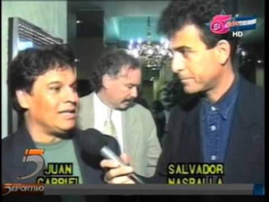 Otra de las memorables entrevistas que Salvador realizó, fue a Juan Gabriel, el desaparecido astro de la música mexicana.