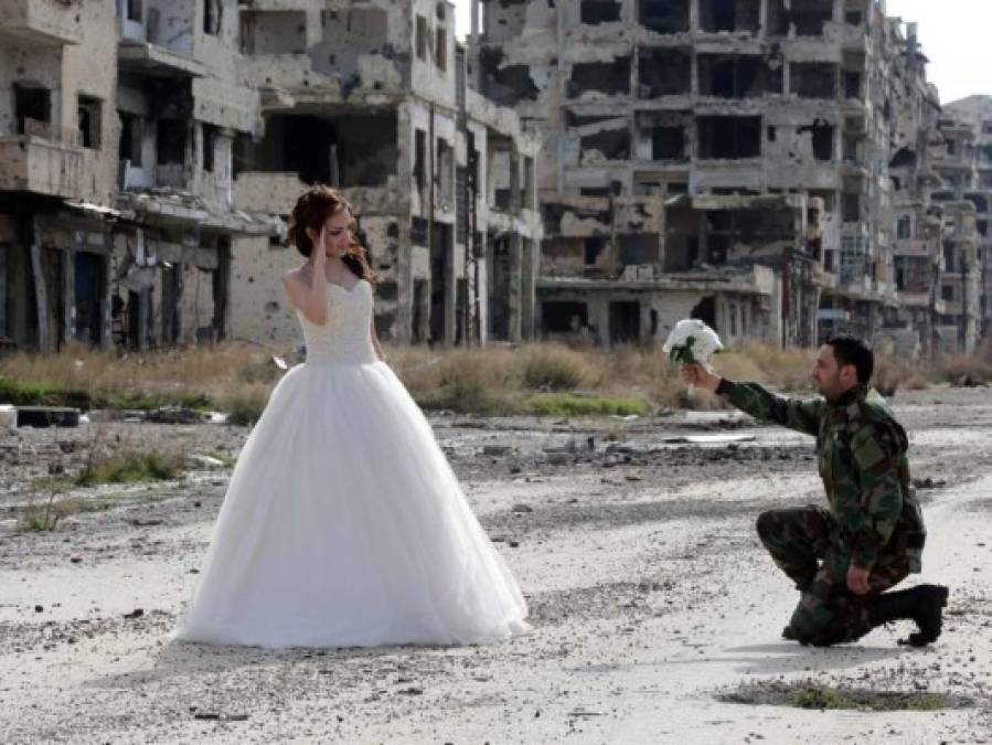 La idea fue del fotógrafo de la agencia 'France Presse', Joseph Eid. 'Quería expresar la fuerza que tiene la vida en un entorno terrible como este' explica. La pureza del vestido blanco contrasta con la ciudad desierta y el uniforme militar que lleva él.