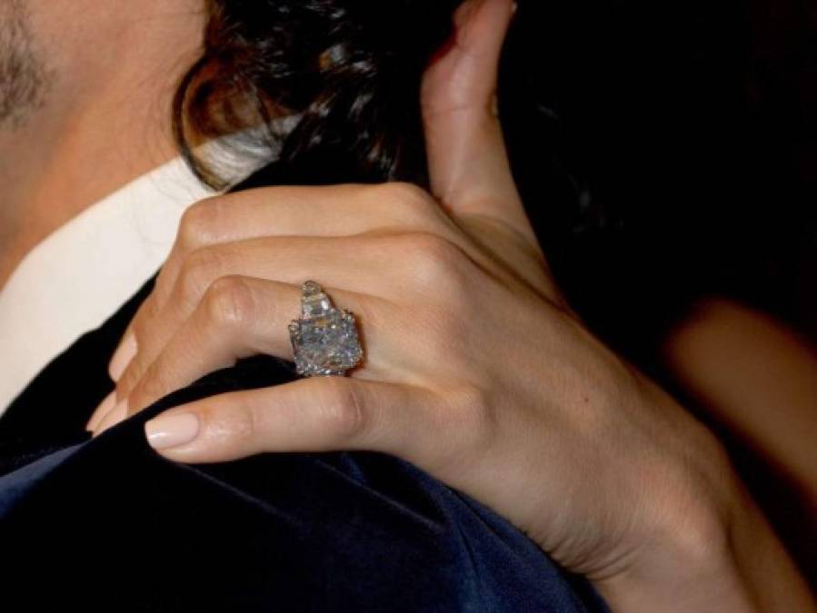 El salsero le pidió matrimonio con un anillo de compromiso de Harry Winston con un diamante azul de 8.5 quilates valorado en más de 4 millones de dólares. Tras su separación en 2012, JLo también vendió las joyas que le regaló su ex marido, según medios estadounidenses.
