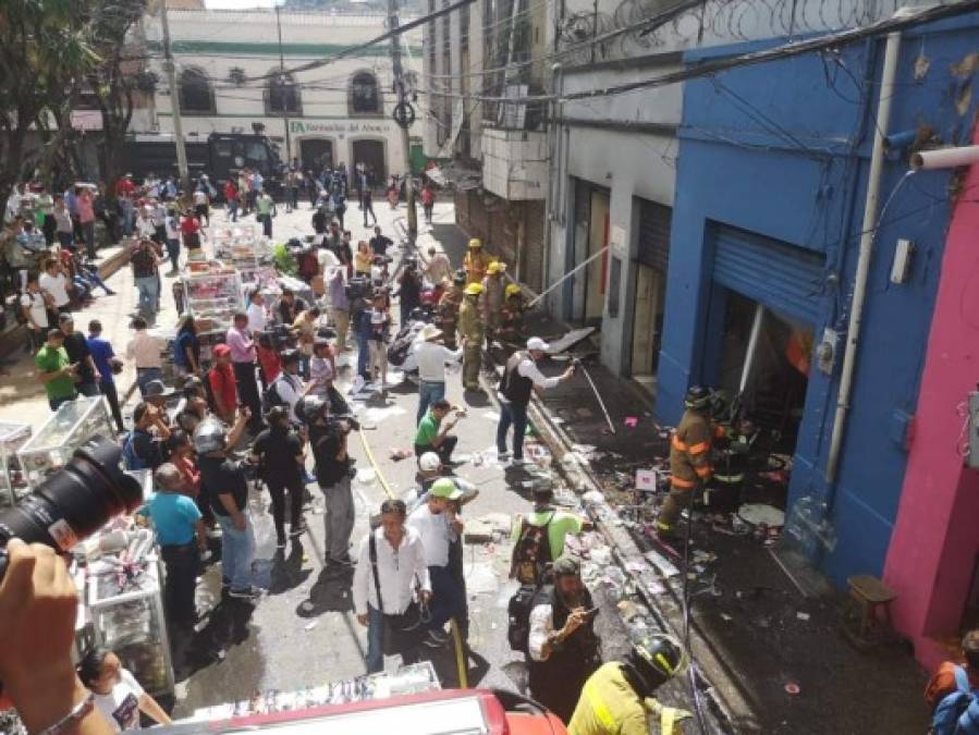 Los bomberos informaron que al menos tres negocios tomaron fuego y hubo cuantiosas pérdidas para los vendedores.