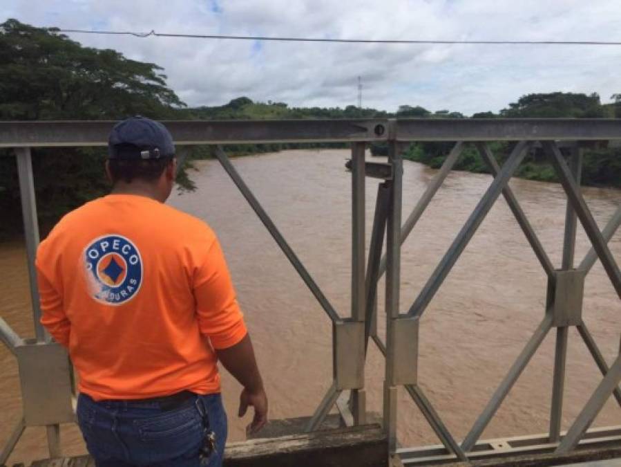 Una familia fue evacuada este viernes de forma preventiva después de que el río Guayape se desbordara en el municipio de Catacamas, Olancho, zona oriental de Honduras. La familia está en la casa del patrón, Julio Melara, adonde trabajan, informaron medios locales.
