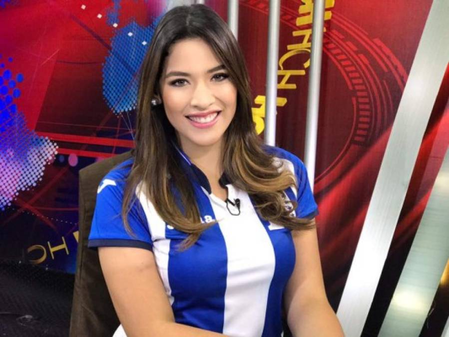 La periodista Carolina Lanza es una de las que se ha puesto la camiseta de Honduras.