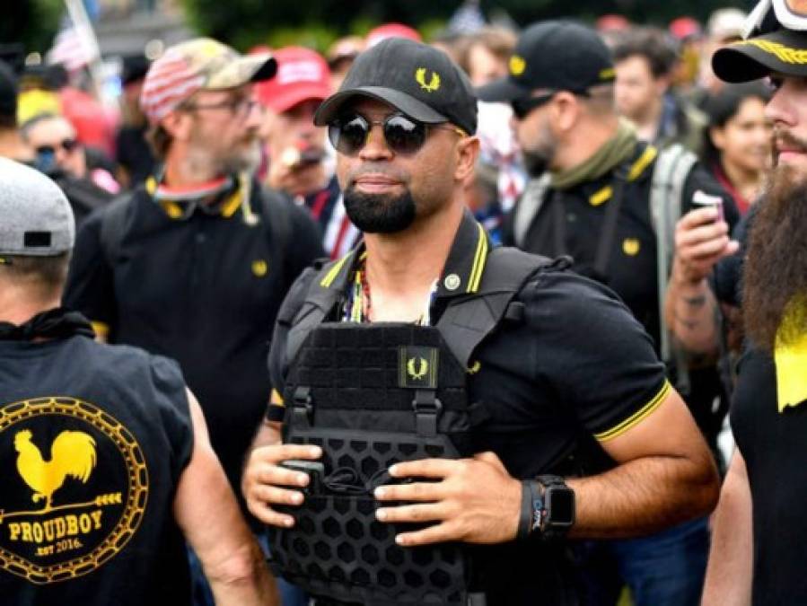 'Mi mensaje para los Proud Boys es retrocedan y estén alerta', dijo Trump, envalentonando al grupo liderado por el hispano que de inmediato puso la frase del presidente en su sitio web y redes sociales.