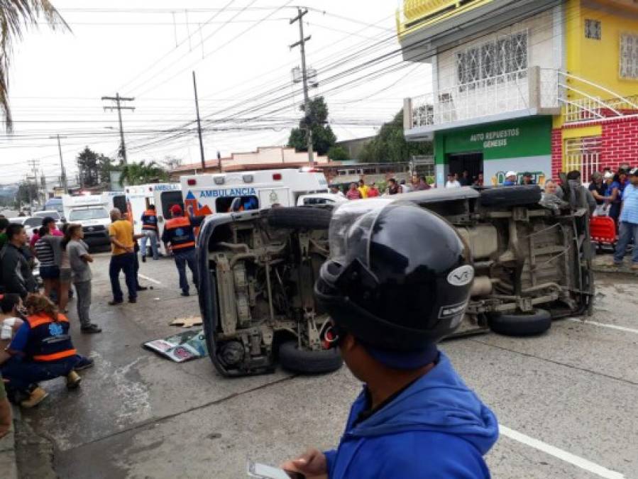 El motorista del vehículo turismo, Erick Serrano, venía de sur a norte, y aceptó que no vio el alto, por lo que le pegó en la cola al bus, haciéndolo dar vuelta.