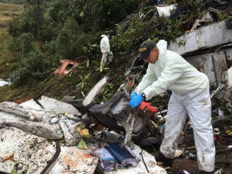 Un total de 76 personas murieron y cinco fueron rescatadas con vida tras estrellarse cerca de Medellín la noche del lunes el avión que trasladaba al equipo brasileño del Chapecoense.