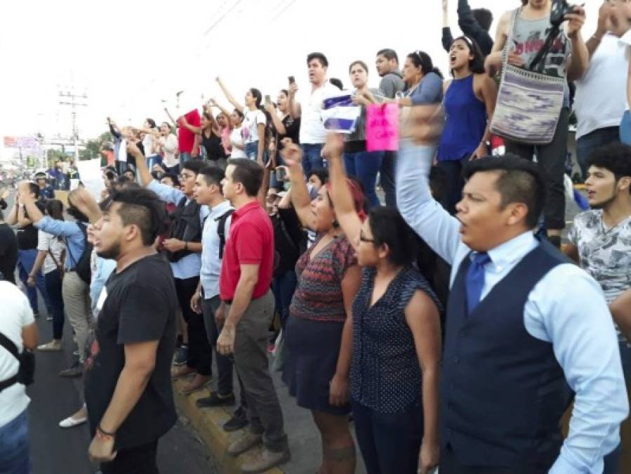 Cientos de personas se manifestaron contra las reformas de Ortega. Foto: Roy Moncada.