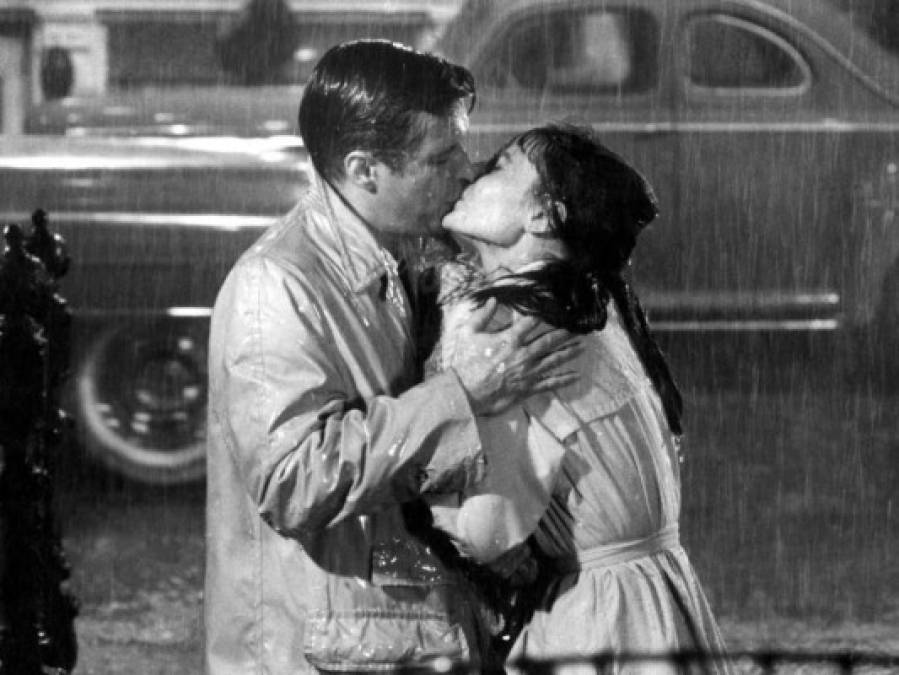 4. Desayuno con diamantes. Otra escena memorable es la que comparten Holly Golightly (Audrey Hepburn) y Paul Varjak (George Peppard) al final de Desayuno con diamantes. Tras una discusión Holly y Paul se encuentran en la calle y, empapados por la lluvia y con Moon River de fondo, se funden en un beso.