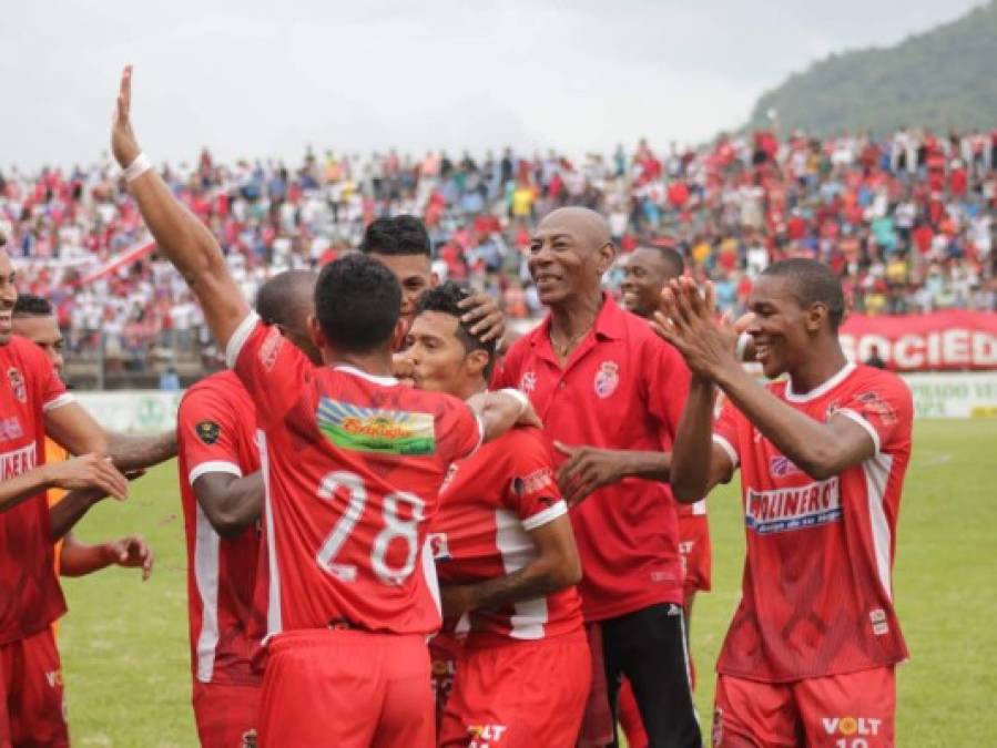 Bayron Méndez fue felicitado por sus compañeros tras marcar el golazo del 2-2 ante Olimpia.