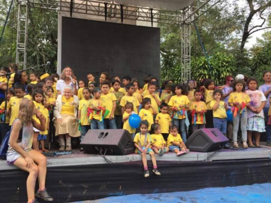 Los niños de la fundación Servicio Panamericano de Salud junto a la fundadora Verlene Youngberg y su hija, Aileen.