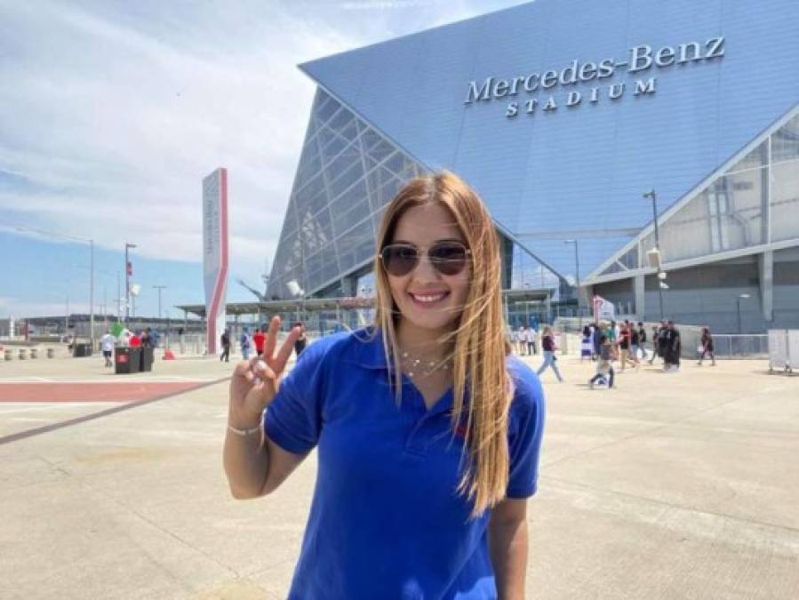 La hermosa periodista hondureña Jenny Fernández tuvo un momento para tomarse una fotografía en las afueras del estadio.