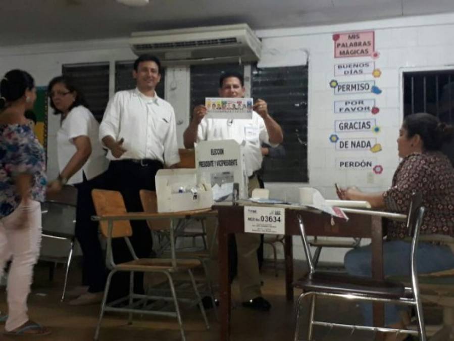 Miembros de la mesa electoral en el Instituto Primero de Mayo.