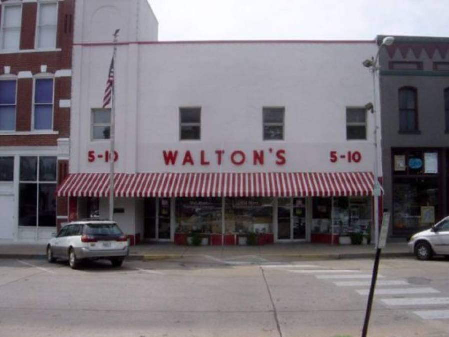 La primera tienda Wal-Mart fue inaugurado en 1962 por el Sam Walton. Se llamaba Walton Cinco-Diez. <br/>