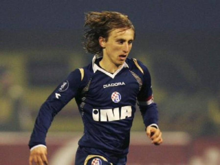 Modric abandonó el NK Zadar a los 16 años para fichar por el Dínamo de Zagreb en un traspaso en el que terminó cedido en el equipo bosnio H.S.K. Zrinjski Mostar. Allí jugó su primer partido como profesional poco antes de cumplir los 18 años y terminó la temporada siendo nombrado el mejor jugador de la Liga Bosnia.