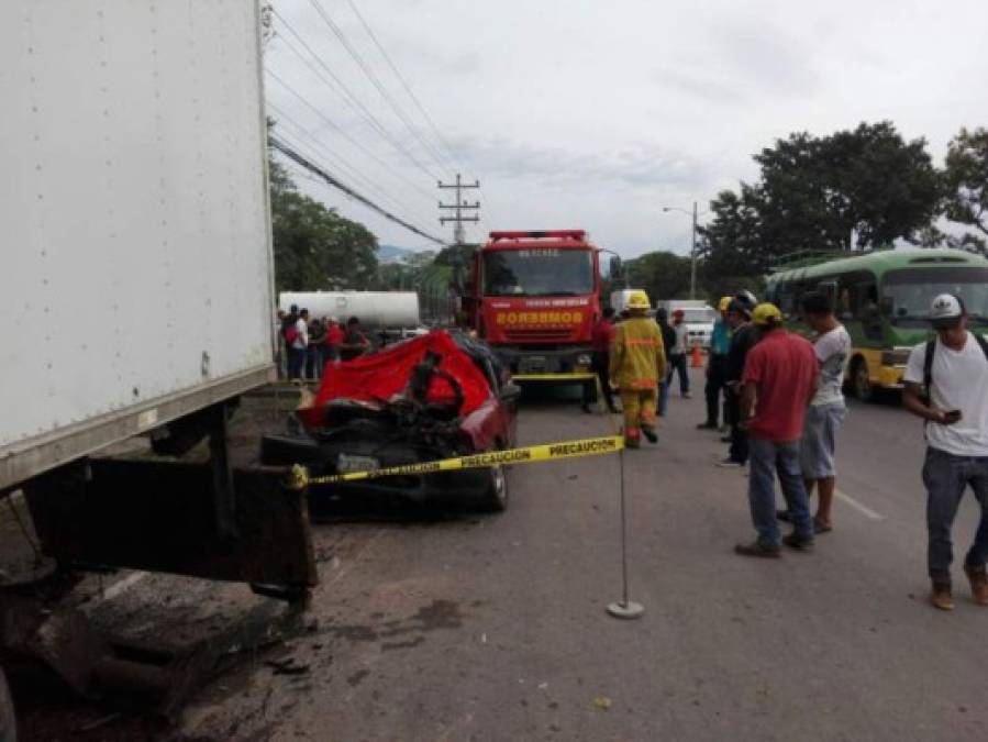 Una fuerte colisión dejó una pastora muerta y tres heridos, dos menores y su esposo que también pastor, la mañana del sábado en la carretara CA-5 a la altura de Pronorsa en Villanueva, Cortés, al norte de Honduras. La víctima fue identificada como Sonia Yamileth Flores (35), quien iba acompañada de Juan Israel Herrera (36), ambos pastores de una iglesia pentecostal, junto a Joshua Torrres Flores (5) y Yosmar Herrera (14).