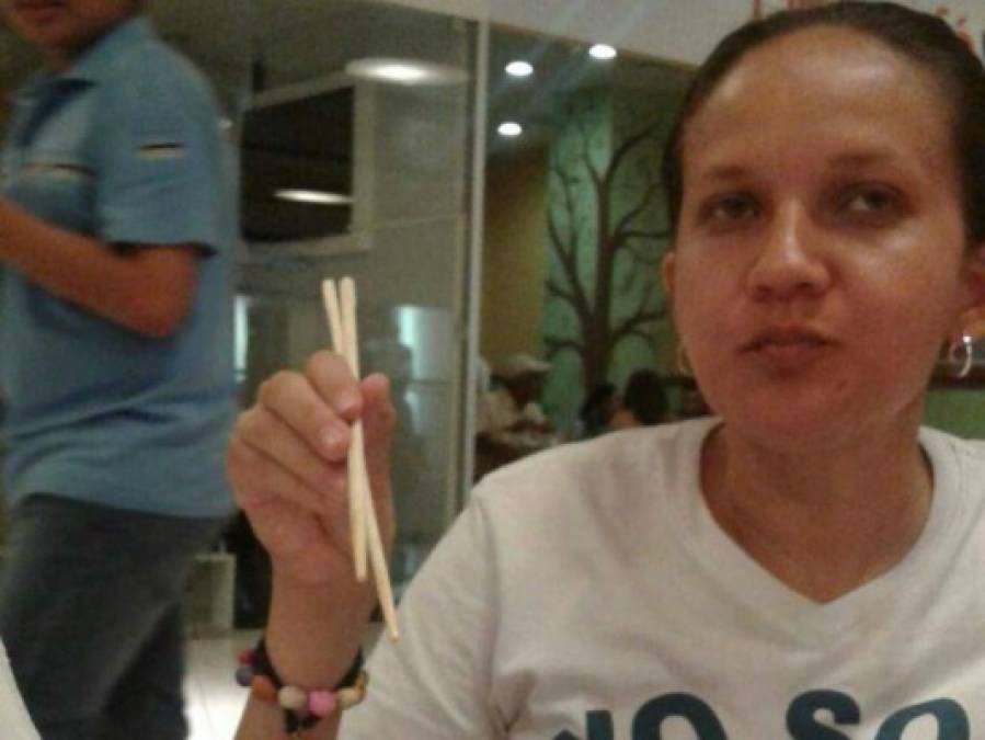 El paradero de Isis Melissa Flores (de 32 años), una bióloga de la Universidad Nacional Autónoma de Honduras (Unah), sigue sin conocerse, luego que la profesional se internara desde el 5 de noviembre en el Parque Nacional Montaña de Celaque.<br/><br/>Al momento de su desaparición, Flores se encontraba con dos mujeres y un hombre, pero al hacer el descenso desde lo más alto de la montaña, ella no apareció. Equipos de Fuerzas Especiales de Tegucigalpa y de Bomberos se internaron en la zona, pero su intensa búsqueda ha sido infructuosa.