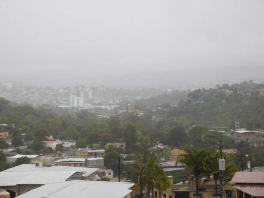 Un panorama brumoso se observaba la mañana de este sábado sobre Tegucigalpa, capital de Honduras.