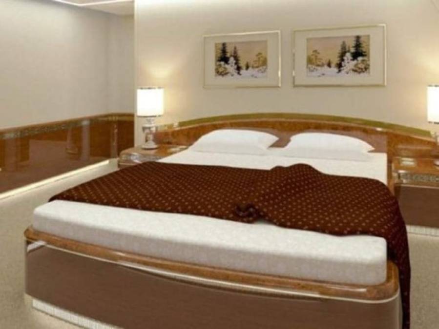 Medios británicos divulgaron imágenes del interior de la aeronave, que muestran una amplia recámara con una cama matrimonial para que el jefe del Kremlin descanse durante sus largos viajes.