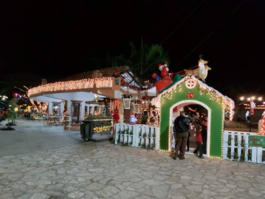 El centro de Santa Rosa de Copán brilla y luce espectacular cuando cae la noche. Cada hogar y establecimiento ha sido decorado para la temporada.