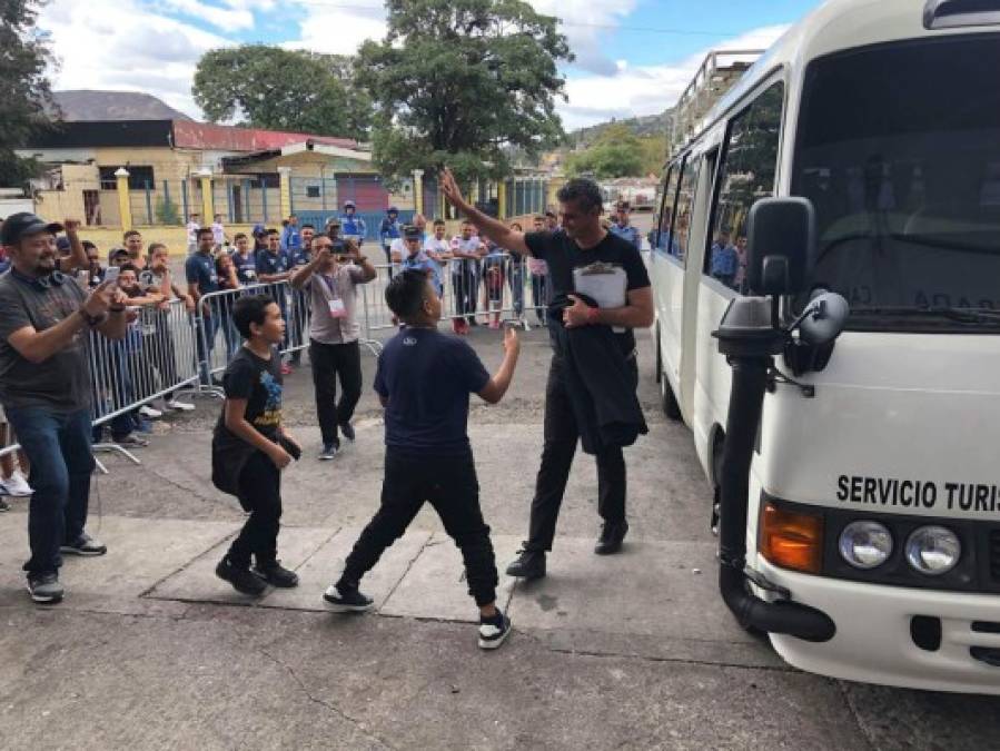 El Motagua fue recibido por aficionados en las afueras del estadio Nacional. Diego Vázquez saludando.