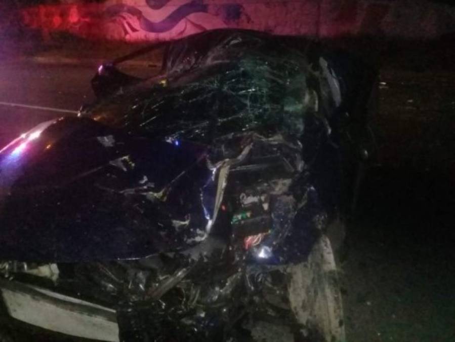 El carro en el que viajaban se estrelló contra una base del puente que se halla rumbo al hospital Mario Catarino Rivas.
