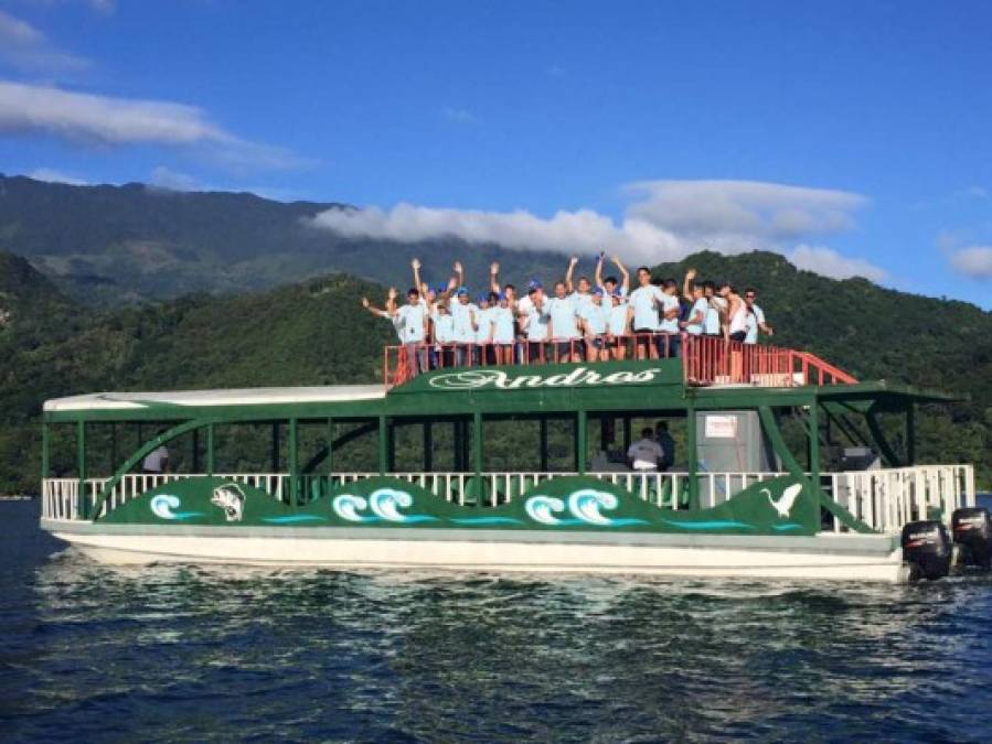 Un grupo de participantes también se aventuró a nadar en el Color Fun Run lago de Yojoa 2015.