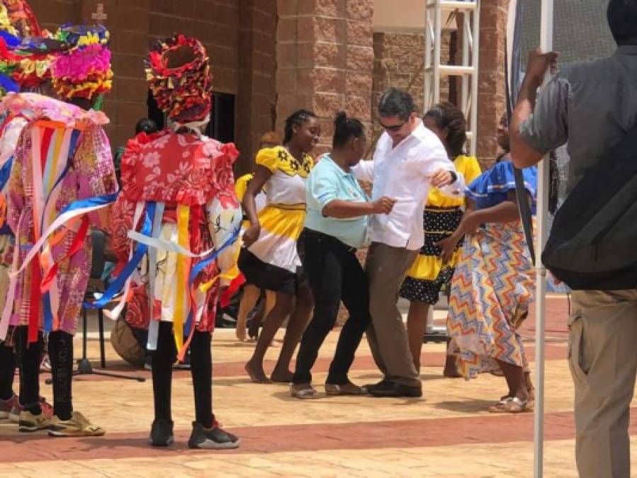El presidente Juan Orlando Hernández llegó este día a La Ceiba para inaugurar el centro de atención de la mujer y en una momento en que el grupo garífuna le ponía sabor al ambiente, decidió mostrar sus dotes en el baile.