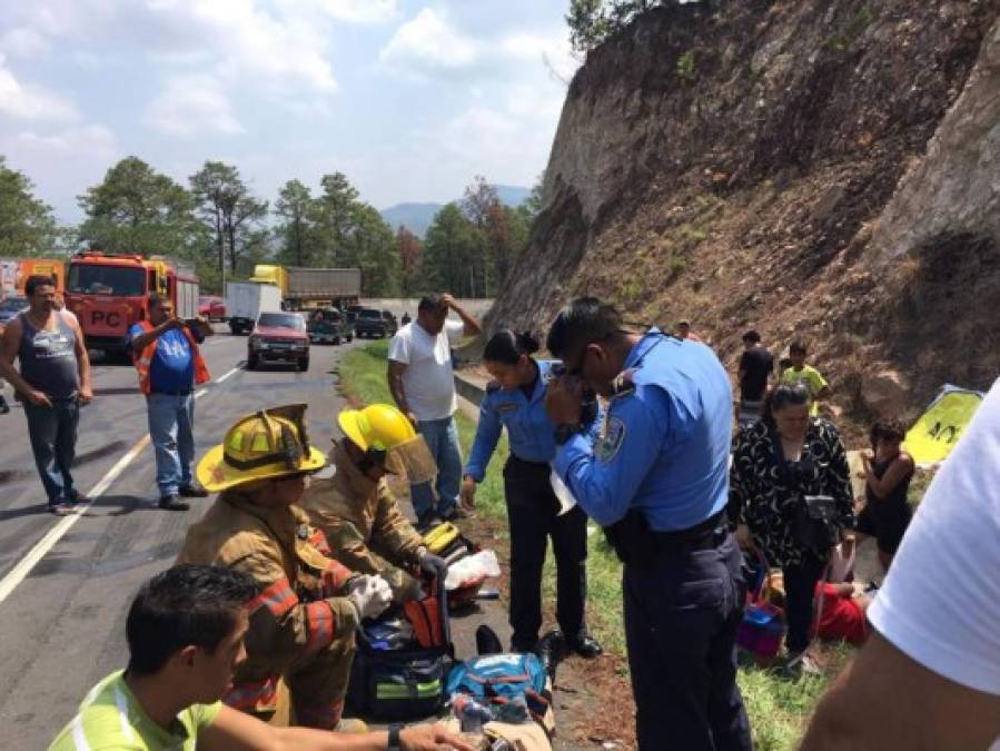 Al menos 20 personas resultaron heridas tras accidentarse un autobús de la Academia Nacional de Policía (Anapo) este jueves en el kilómetro 48 entre las comunidades de Las Mercedes y Las Flores, carretera CA-5 que comunica a San Pedro Sula con Tegucigalpa.