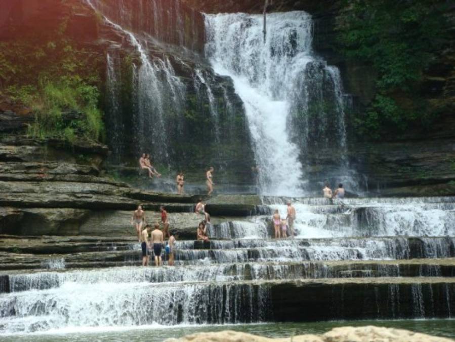 La cascada Burgess Falls de 40 metros de altura en Tennessee es una de las grandes atracciones del Cummins Falls State Park.