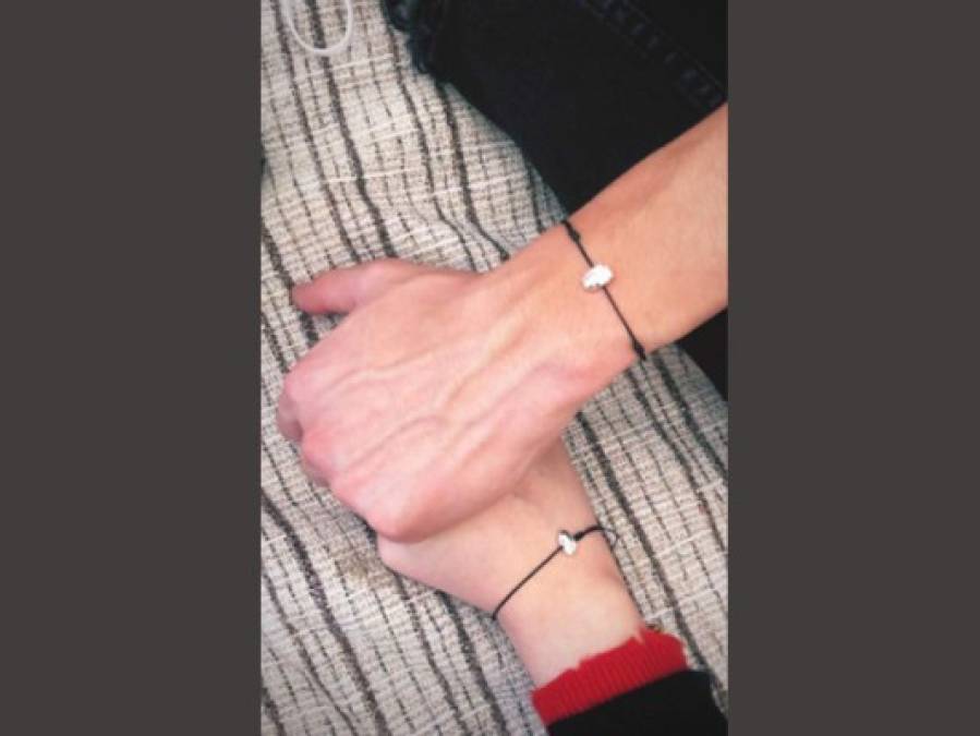Ambos usan una pulsera idéntica en representación de su gran amor.